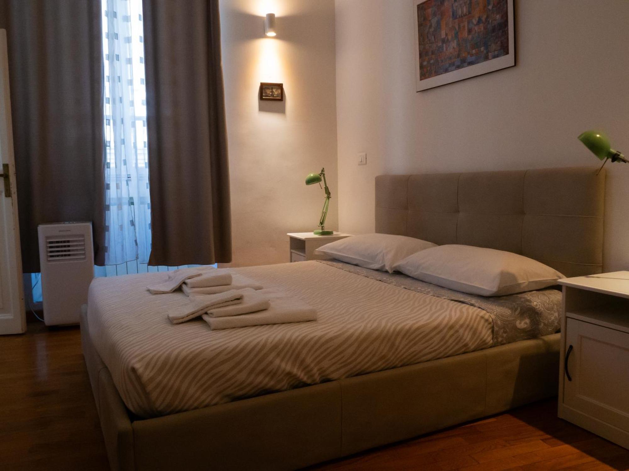 Terrace On The Monuments Of Apartment Rome